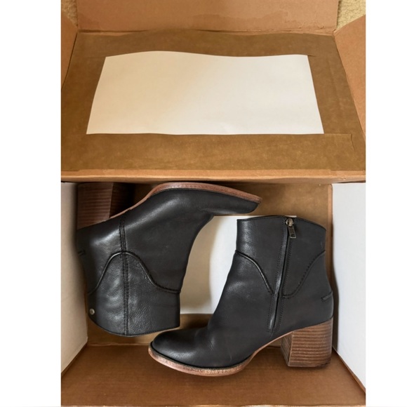 Ugg Black Leather 2 1/2” heel Side Zip Ankle Boots *EUC - Picture 2 of 9